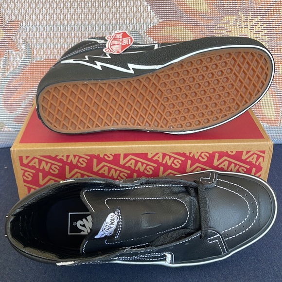 Vans WMNS Sk8-Hi Bolt Black/Black
VN0A5JIVBKA1
Sneakers - athletic shoes - Picture 4 of 16